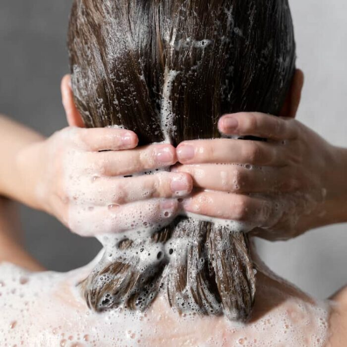 leonie qui utilise notre shampoing solide au ricin