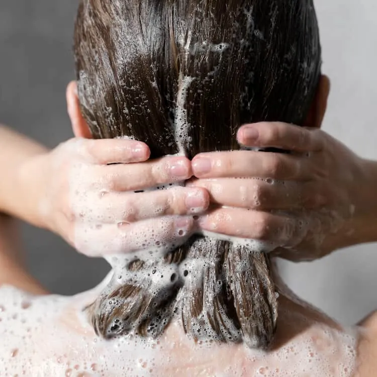 leonie qui utilise notre shampoing solide au ricin