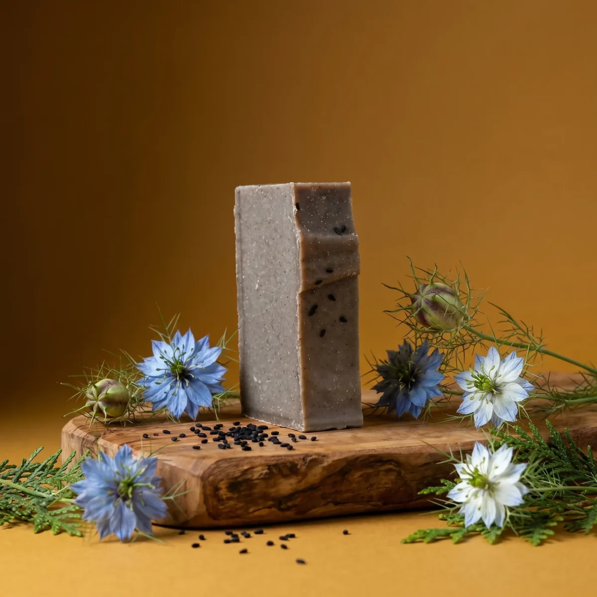 Savon saponifié à froid à la nigelle et à l'huile essentielle de cèdre