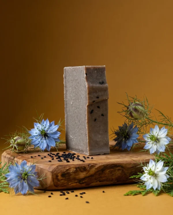 Savon saponifié à froid à la nigelle et à l'huile essentielle de cèdre